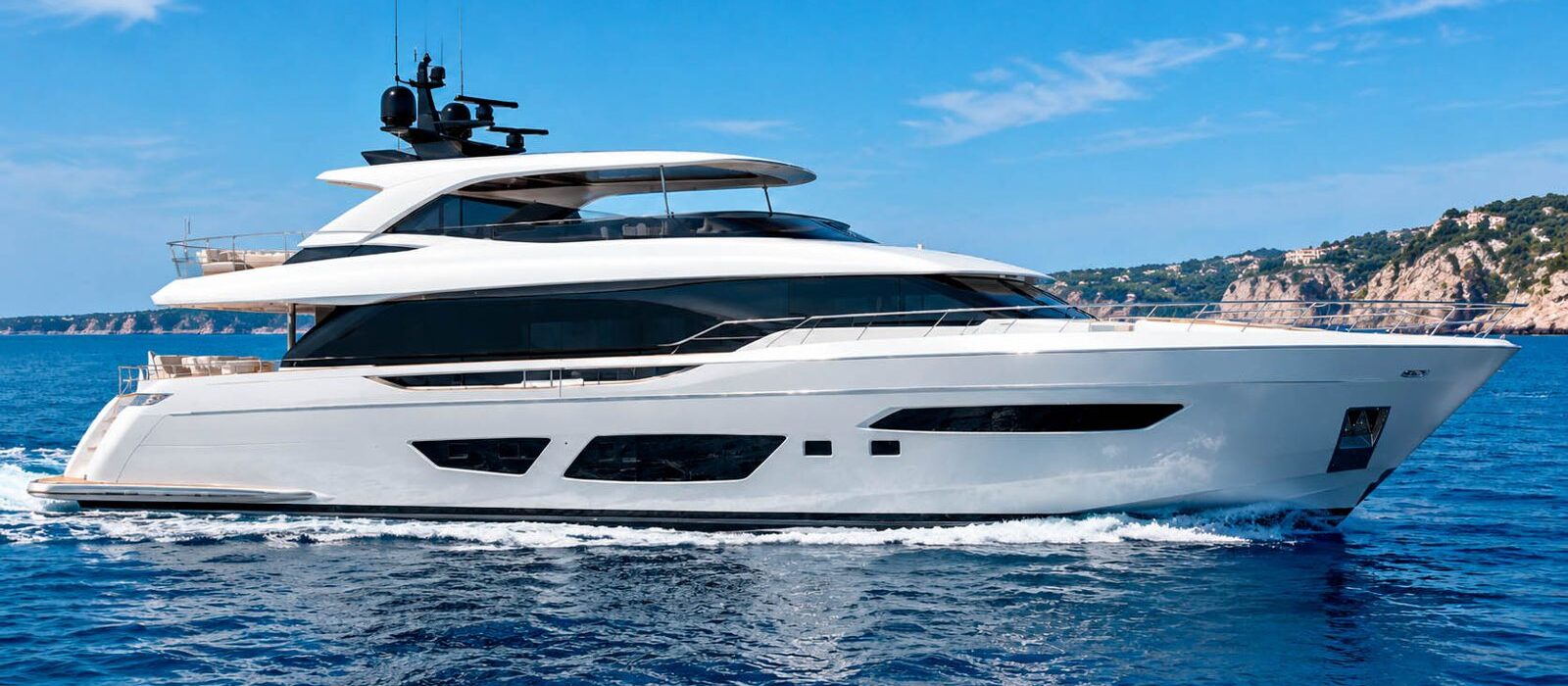 Ferretti Infynito 80