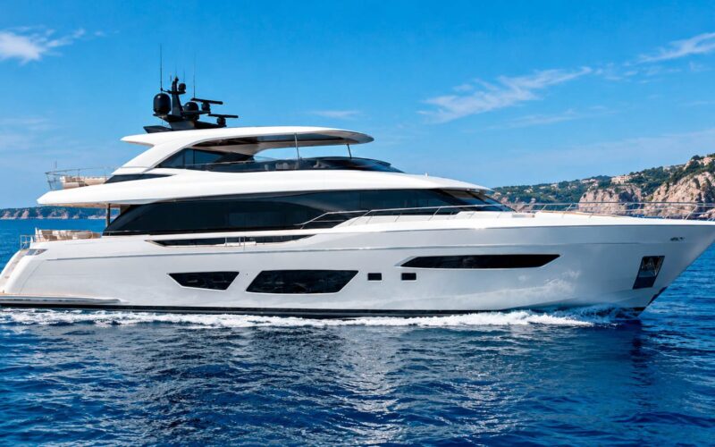 Ferretti Infynito 80